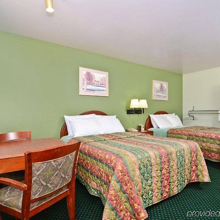 Pine Point Inn & Suites Smithville ภายนอก รูปภาพ