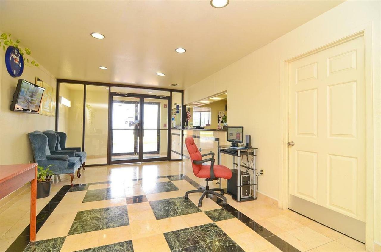 Pine Point Inn & Suites Smithville ภายนอก รูปภาพ