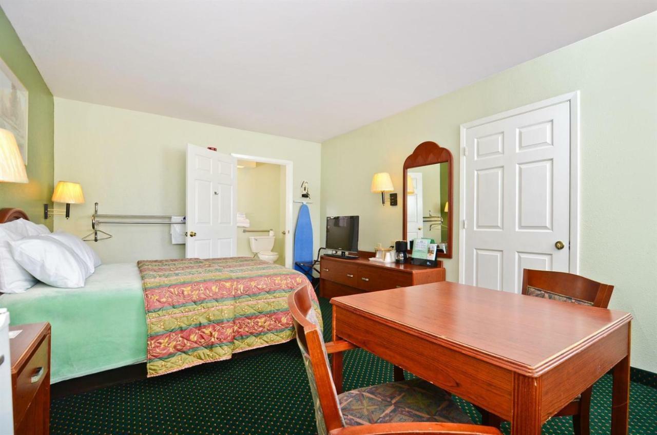 Pine Point Inn & Suites Smithville ภายนอก รูปภาพ