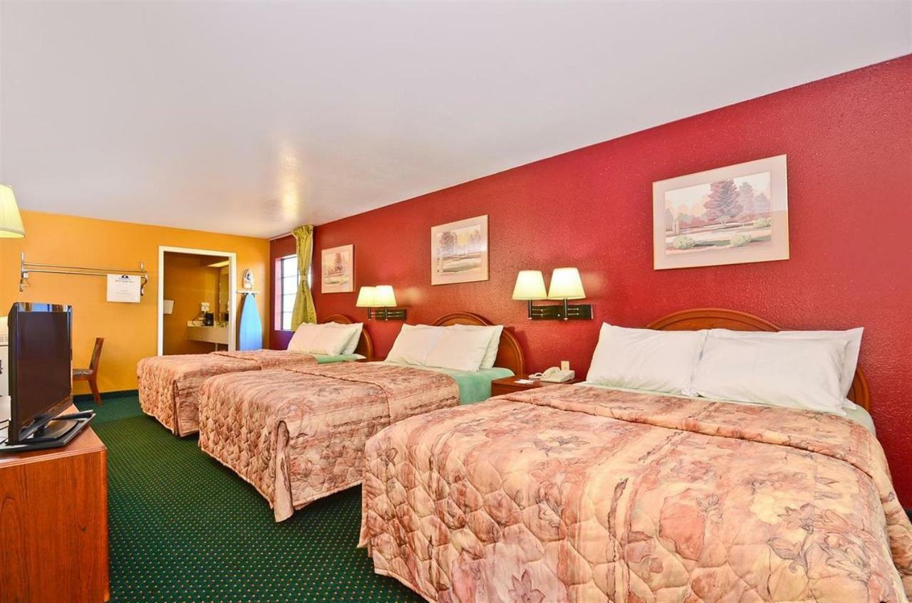 Pine Point Inn & Suites Smithville ภายนอก รูปภาพ