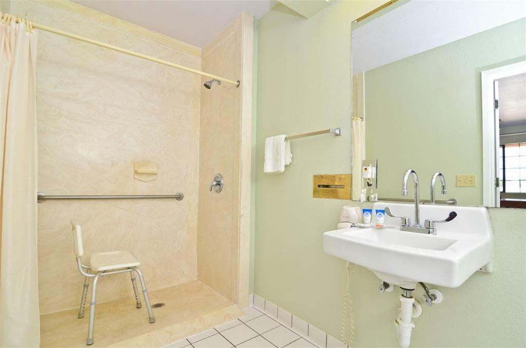 Pine Point Inn & Suites Smithville ภายนอก รูปภาพ