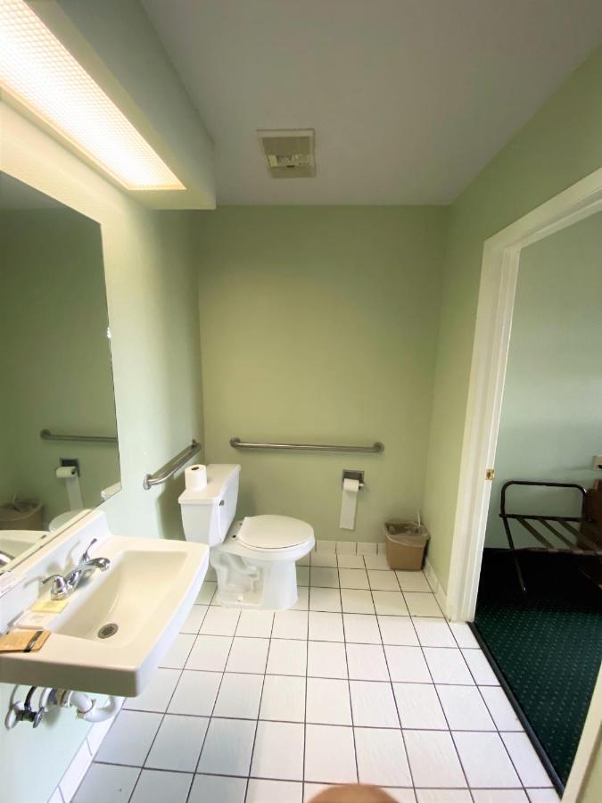 Pine Point Inn & Suites Smithville ภายนอก รูปภาพ