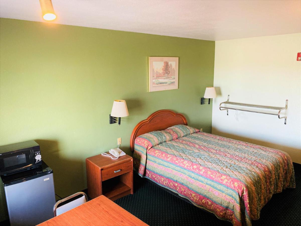 Pine Point Inn & Suites Smithville ภายนอก รูปภาพ