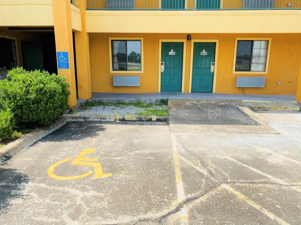 Pine Point Inn & Suites Smithville ภายนอก รูปภาพ